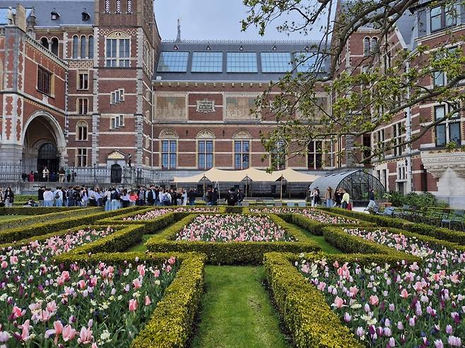 봄의 미술관에서 놓치면 안되는 튤립 정원. ©김슬기