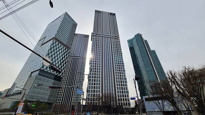 고층 주상복합과 오피스 건물이 스카이라인을 형성하고 있는 서울 성동구 성수동 일대. (매경DB)