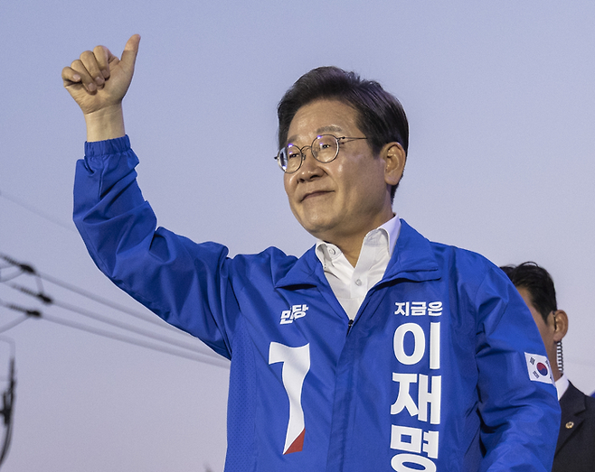 이재명 더불어민주당 대선 후보가 지난 5월 29일 서울 관악구 관악산 으뜸공원에서 열린 관악·금천·동작구 유세에서 연설을 마친 뒤 환호하는 시민들을 향해 엄지들 들어 답하고 있다. [사진 출처 = 연합뉴스]