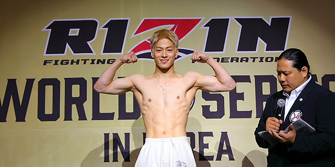 인스타그램 250만 팔로워를 거느린 일본 종합격투기 파이터 미우라 고타가 2025년 5월 인천광역시 파라다이스시티 라이진 월드시리즈 코리아 공개 계체 촬영을 하고 있다. 고타는 1992 아시아축구연맹 아시안컵 최우수선수 미우라 가즈요시의 둘째 아들이다. 사진=RIZIN FF