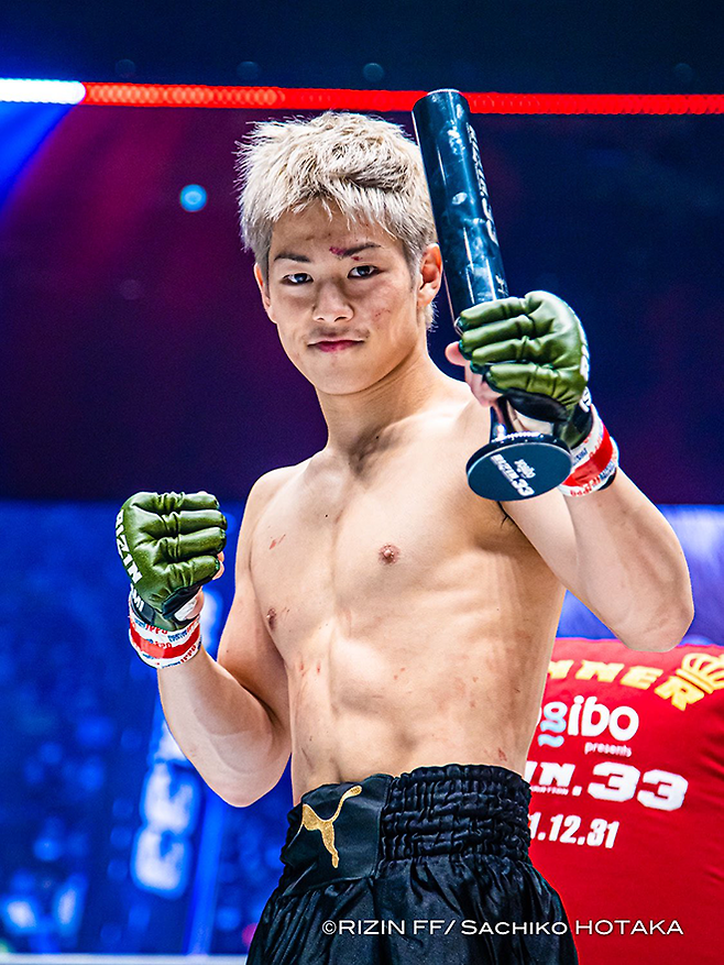 종합격투기 파이터 미우라 고타 2021년 연말 일본 사이타마 슈퍼아레나 라이진 데뷔전 승리 기념 촬영을 하고 있다. 고타는 1992년 제10회 아시아축구연맹 아시안컵 최우수선수 미우라 가즈요시의 둘째 아들이다. 사진=RIZIN FF