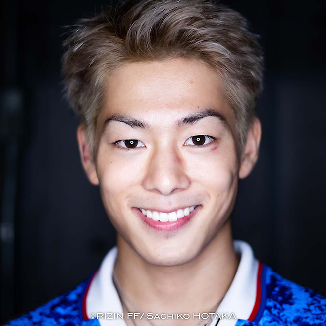 종합격투기 파이터 미우라 고타가 2022년 9월 일본 축구대표팀 유니폼을 입고 슈퍼 라이진 1 프로필을 촬영하고 있다. 고타는 1992년 제10회 AFC 아시안컵 최우수선수 미우라 가즈요시의 둘째 아들이다. 사진=RIZIN FF