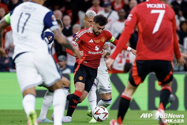 페르난데스는 UEL 우승 실패 후 ‘스카이스포츠’와의 인터뷰에서 “나는 구단이 ‘떠나라’고 말할 때까지 여기에 있을 것”이라고 말했다.  페르난데스는 이어 “더 많은 걸 해내고 싶다. 맨유가 위대한 시절을 다시 한 번 맞이할 수 있도록 돕고 싶다”고 했다. 사진=AFPBBNews=News1