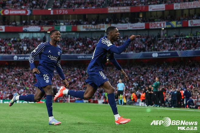 뎀벨레(사진 오른쪽)는 올 시즌 리그 29경기에서 21골 6도움을 기록했다. 뎀벨레는 쿠프 드 프랑스 4경기 3골, 트로페 데 샹피옹 1경기 1골을 기록하며 팀의 3관왕에 앞장선 상태다. 사진=AFPBBNews=News1