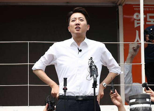 (서울=뉴스1) 김민지 기자 = 이준석 개혁신당 대통령 후보가 28일 서울 영등포구 여의도공원에서 유세를 마치고 전날 토론회에서 여성의 신체를 묘사하며 젓가락 발언을 한 것과 관련한 취재진 질의에 답변하고 있다. 2025.5.28/뉴스1  Copyright (C) 뉴스1. All rights reserved. 무단 전재 및 재배포,  AI학습 이용 금지. /사진=(서울=뉴스1) 김민지 기자