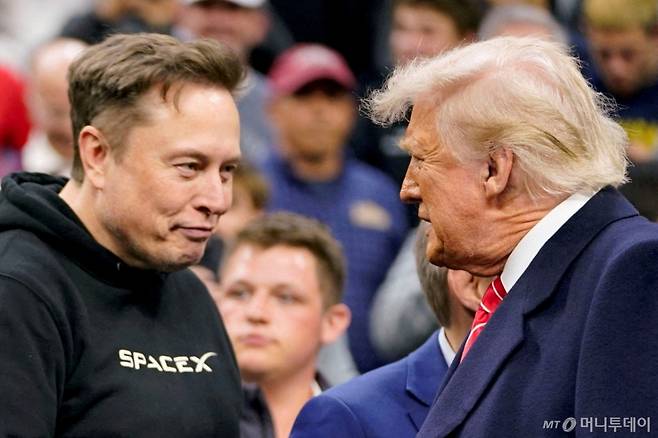 (펜실베이니아 로이터=뉴스1) 권영미 기자 = 일론 머스크 테슬라 최고경영자(CEO)가 2025년 3월 22일 미국 펜실베이니아주 필라델피아에서 열린 NCAA 남자 레슬링 챔피언십에 참석한 도널드 트럼프 미국 대통령을 맞이하고 있다. 머스크 CEO는 5월28일 소셜미디어에 자신이 "오늘밤부터 업무 정리를 시작할 것"이라면서 트럼프 행정부를 떠날 것을 밝혔다. 2025.03.22.  ⓒ 로이터=뉴스1  Copyright (C) 뉴스1. All rights reserved. 무단 전재 및 재배포,  AI학습 이용 금지. /사진=(펜실베이니아 로이터=뉴스1)