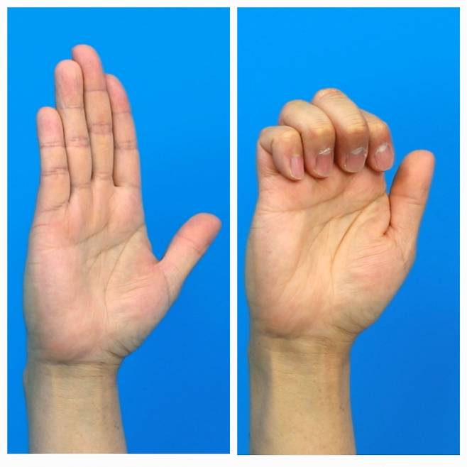 방아쇠 손가락 증상을 개선하는 데 도움 되는 '갈고리 주먹 운동'. 손가락 관절을 구부렸다 펴는 동작을 틈나는 대로 10~20회 반복. /사진=강동경희대병원