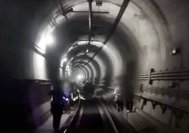 31일 오전 서울 지하철 5호선 마포역~여의나루역 구간에서 방화로 추정되는 화재가 발생해 승객들이 선로를 통해 대피하고 있다. /사진=뉴스1.