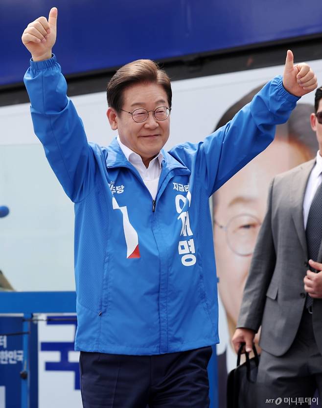 [평택=뉴시스]  이재명 더불어민주당 대선후보가 31일 오후 경기 평택시 배다리생태공원에서 열린 유세에서 연설을 마친 뒤 시민들에게 인사하고 있다. 2025.05.31.