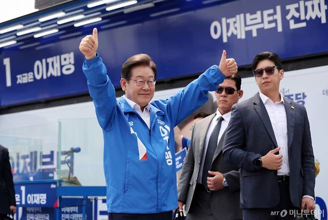 [평택=뉴시스] 조성우 기자 = 이재명 더불어민주당 대선후보가 31일 오후 경기 평택시 배다리생태공원에서 열린 유세에서 연설을 마친 뒤 시민들에게 인사하고 있다. 2025.05.31. xconfind@newsis.com /사진=조성우