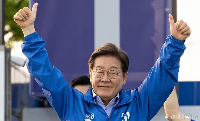 (충주=뉴스1) 이재명 기자 = 이재명 더불어민주당 대통령 후보가 30일 오후 충북 충주시 충주체육관 시계탑광장에서 시민들에게 인사하고 있다. 2025.5.30/뉴스1  Copyright (C) 뉴스1. All rights reserved. 무단 전재 및 재배포,  AI학습 이용 금지. /사진=(충주=뉴스1) 이재명 기자