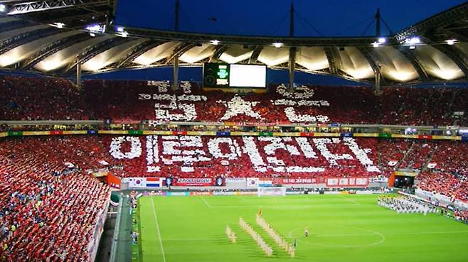 지구촌 최대 축제 '2002년 FIFA 월드컵'이 5월31일 아시아의강호 한국과 일본에서 역사적인 첫발을 내딛었다. 사진은 2002년 한일월드컵 당시 대한민국이 아시아 최초 월드컵 4강에 진출한 가운데 붉은악마 응원단과 국민들이 하나된 "꿈★은 이루어진다" 카드 섹션 퍼포먼스 모습. /사진=국가기록원