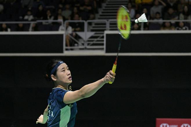 한국 배드민턴 선수 안세영(삼성생명)이 세계배드민턴연맹(BWF) 월드투어 슈퍼 750 싱가포르오픈 8강전에서 만난 천적 천위페이(중국 5위)에게 패배했다. 사진은 안세영이 지난 30일(현지 시각) 싱가포르에서 열린 2025 세계배드민턴연맹(BWF) 월드투어 슈퍼 750 싱가포르 오픈 단식 8강전에서 천위페이(5위·중국)와 경기하는 모습. /사진=뉴시스