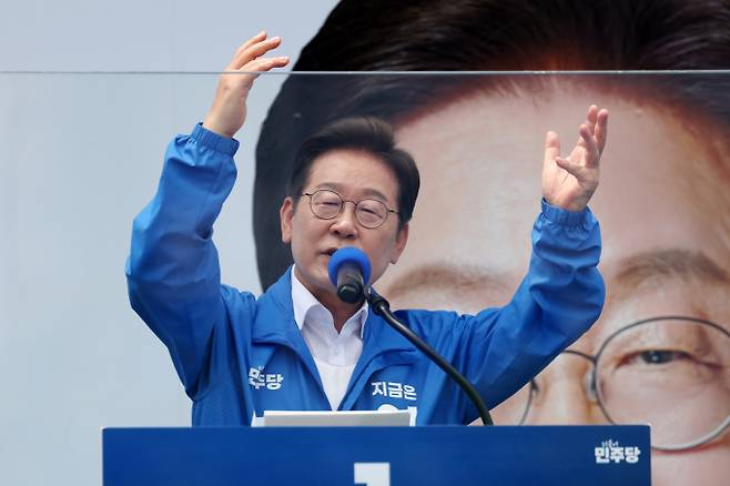 이재명 더불어민주당 대선 후보가 31일 충북 청주 유세에서 배터리산업 및 국토균형발전 공약을 내세웠다. 사진은 이날 오후 경기 평택에서 유세하는 이 후보. /사진=뉴시스