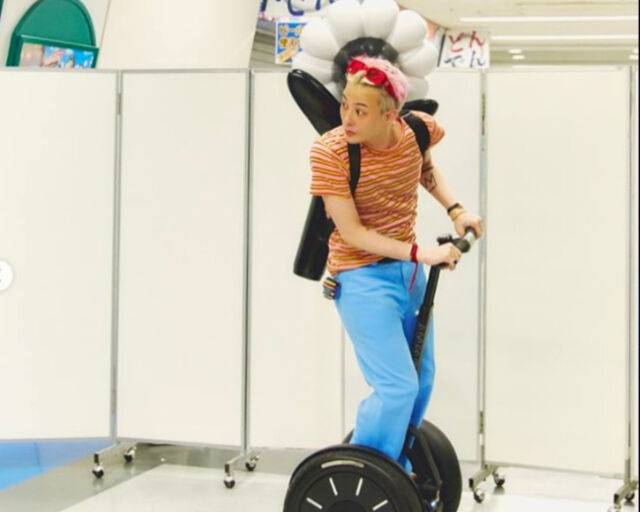 지드래곤이 대기실에서 장난기 가득한 표정을 짓고 있다. / 지드래곤 소셜미디어 캡처