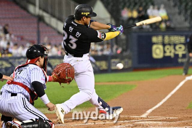 17일 서울 잠실야구장에서 열린 '2025 신한 SOL BANK KBO리그' KT 위즈와 LG 트윈스 더블헤더 2차전 경기. KT 안현민이 1회초 1사 1루에 헛스윙 삼진을 당하고 있다./마이데일리