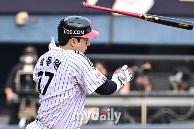 31일 서울 잠실야구장에서 열린 '2025 신한 SOL BANK KBO리그' 삼성 라이온즈와 LG 트윈스 경기.LG 박동원이 4회말 무사 1루에 안타를 치고 있다./잠실=한혁승 기자