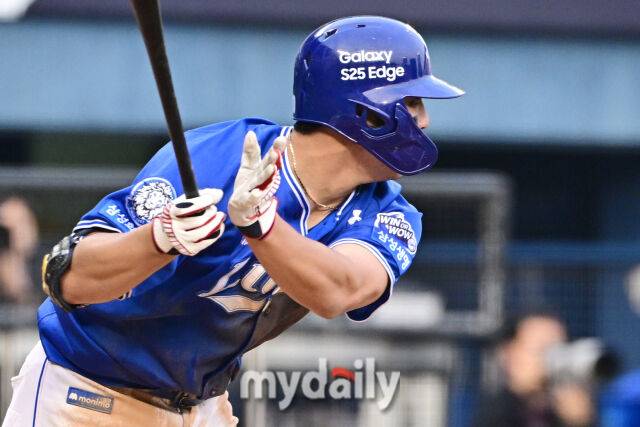 31일 서울 잠실야구장에서 열린 '2025 신한 SOL BANK KBO리그' 삼성 라이온즈와 LG 트윈스 경기.삼성 김영웅이 6회초 2사 1-2루에 1타점 적시타를 치고 있다./잠실=한혁승 기자