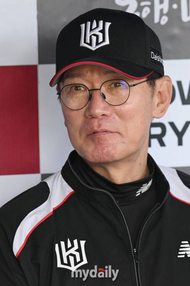 17일 서울 잠실야구장에서 열린 '2025 신한 SOL BANK KBO리그' KT 위즈와 LG 트윈스 더블헤더 1차전 경기. KT 이강철 감독이 경기 전 취재진과 인터뷰를 하고 있다./마이데일리