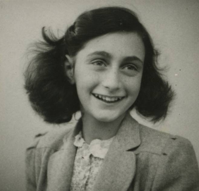 안네 프랑크의 여권 사진, 1942 [Photo Collection Anne Frank House]