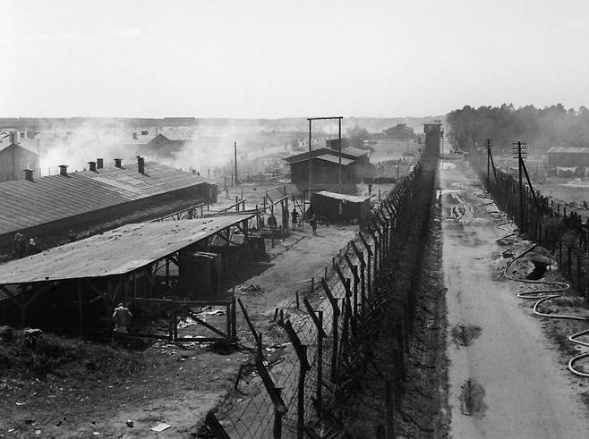 베르겐-벨센 수용소 해방 당시 모습, 1945 [No 5 Army Film & Photographic Unit]