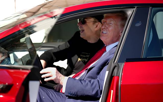 도널드 트럼프 미국 대통령(오른쪽)과 일론 머스크 테슬라 최고경영자(CEO) 지난 3월 11일(현지시간) 워싱턴 DC 백악관 남쪽 잔디밭에 주차된 테슬라 모델 S에 탑승해 있다. [게티이미지]