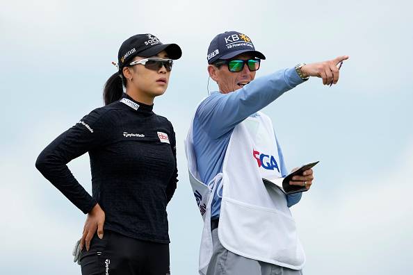 윤이나와 캐디 콜린 칸   [게티이미지]