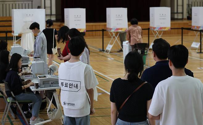 제21대 대통령선거 사전투표 이틀째인 30일 서울 강남구 강남스포츠문화센터에 마련된 투표소에서 시민들이 투표를 위해 줄 서 있다. [연합]