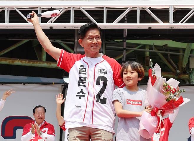 김문수 국민의힘 대선 후보가 31일 강원 속초시 관광수산시장에서 열린 속초시·인제군·고성군·양양군 합동유세에서 지지를 호소하고 있다. [연합]