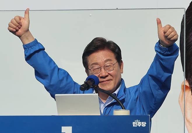 이재명 더불어민주당 대선 후보가 열세 지역으로 분류되는 강원과 충북 지역의 표심 공략에 나선 30일 강원도 원주시 반곡동 원주행복마당에서 열린 유세에서 엄지를 들어 보이고 있다. [연합]