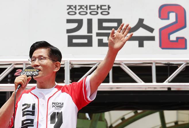 김문수 국민의힘 대선 후보가 31일 강원 속초시 관광수산시장에서 열린 속초시·인제군·고성군·양양군 합동유세에서 지지를 호소하고 있다. [연합]