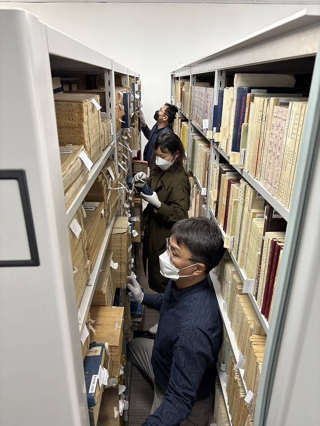 몽골국립도서관 한국본을 조사하는 한국국학진흥원 직원들의 모습