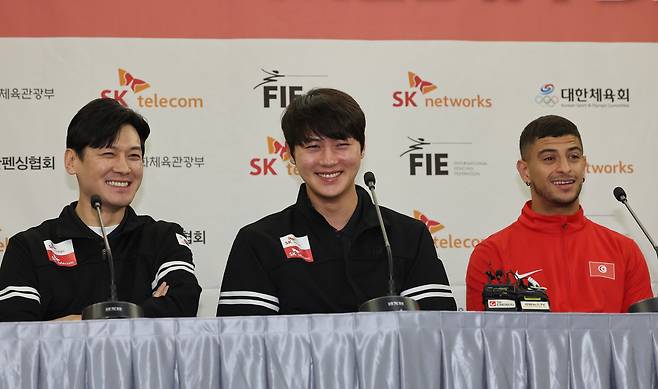 오상욱은 2025 국가대표 선수 선발전에서 우승을 차지했다. 사진은 지난 4월 서울 송파구 올림픽파크텔에서 열린  ‘2025 서울 SK텔레콤 국제그랑프리’ 미디어데이에서 오상욱을 비롯한 선수들이 미소짓는 모습. 왼쪽부터 구본길, 오상욱, 파레스 페르자니. [연합뉴스]