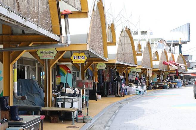 [금산=뉴시스] 금산천을 따라 형성된 금산금빛시장 외부 모습.  *재판매 및 DB 금지