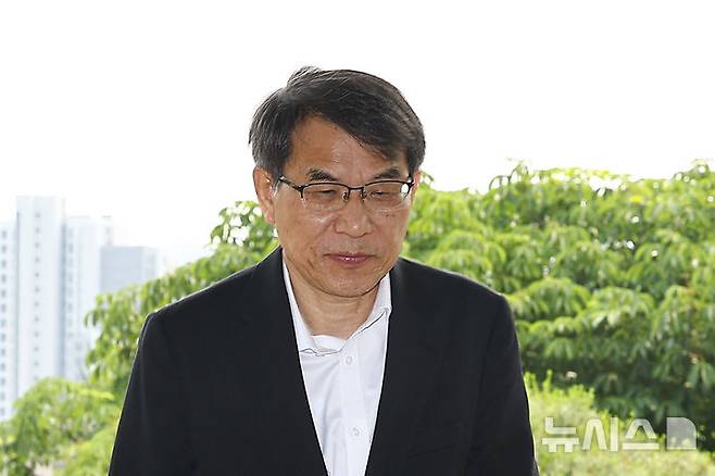 [과천=뉴시스] 김근수 기자 = 노태악 중앙선거관리위원회 위원장이 30일 경기 과천 중앙선거관리위원회 청사 안으로 들어가고 있다. 2025.05.30. ks@newsis.com