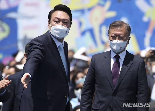 [서울=뉴시스] 전신 기자 = 윤석열 전 대통령과 문재인 전 대통령. 2022.05.10. photo1006@newsis.com