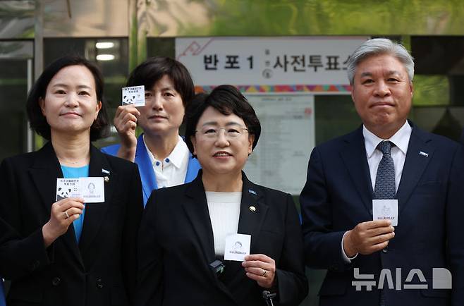 [서울=뉴시스] 고승민 기자 = 제21대 대통령선거 사전투표가 시작된 29일 서울 반포1동 사전투표소에서 조국혁신당 김선민 대표 권한대행, 서왕진 원내대표 등 의원과 관계자들이 투표 인증을 하며 취재진 질문에 답하고 있다. 2025.05.29. kkssmm99@newsis.com