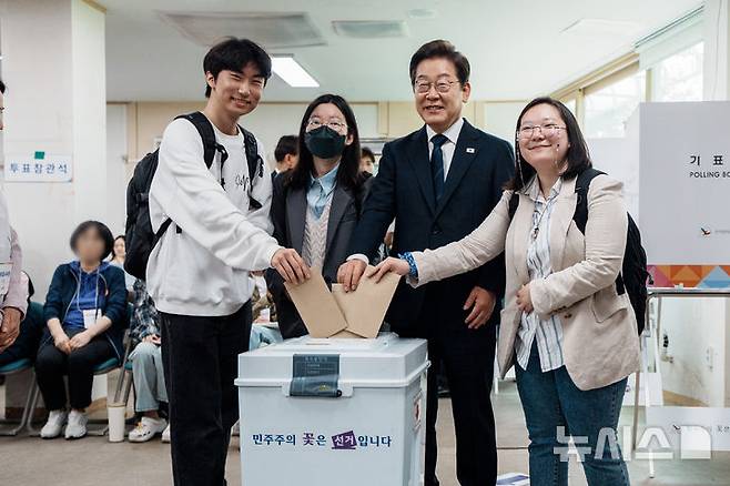 [서울=뉴시스] 조성우 기자 = 이재명 더불어민주당 대선후보가 제21대 대통령 선거 사전투표 첫날인 29일 서울 서대문구 신촌동 주민센터 투표소에서 청년들과 함께 사전투표를 하고 있다. (공동취재) 2025.05.29. photo@newsis.com