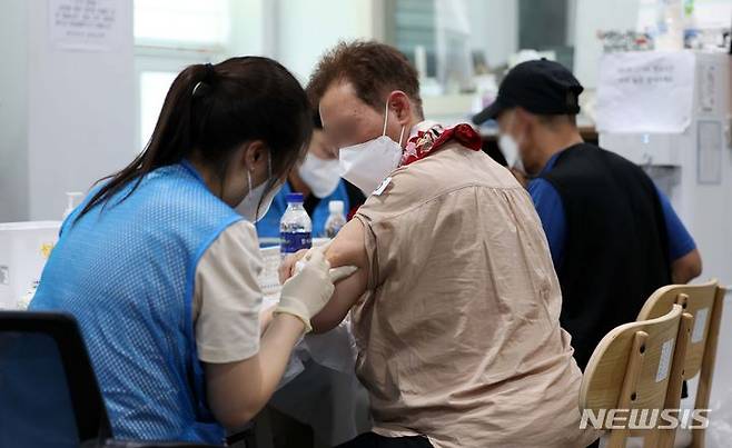 [서울=뉴시스] 김선웅 기자 = 지난해 6월 13일 서울역 인근 다시서기 종합지원센터 부속 의원에서 쪽방촌 주민들을 대상으로 무료 대상포진 예방접종이 진행되고 있다. (사진은 기사 내용과 관련이 없습니다.) 2024.06.13. mangusta@newsis.com