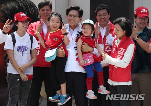 【서울=뉴시스】고승민 기자 = 제7회 전국동시지방선거 및 국회의원 재보궐선거를 약 2주 앞둔 31일 오전 서울역에서 자유한국당 김문수 서울시장 후보가 부인 설난영 여사, 딸 동주 씨와 사위 그리고 손주들을 소개시키고 있다.  2018.05.31. kkssmm99@newsis.com