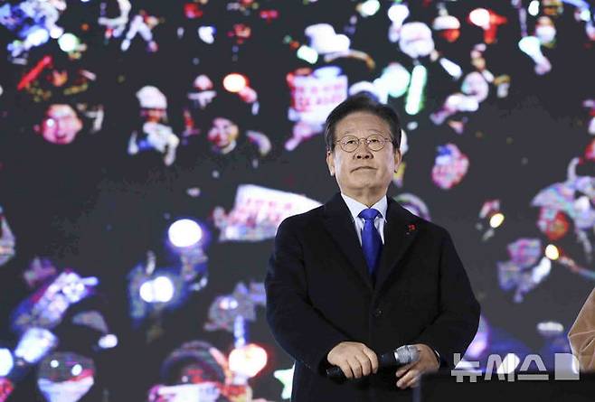 [서울=뉴시스] 김근수 기자 = 윤석열 대통령 탄핵소추안 재표결이 가결된 14일 서울 영등포구 국회 앞에서 이재명 더불어민주당 대표가 '내란수괴 윤석열 즉각탄핵' 범국민 촛불대행진에 참석한 시민들에게 인사를 하고 있다. 2024.12.14. ks@newsis.com