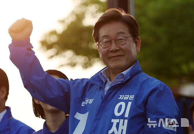 [충주=뉴시스] 조성우 기자 = 이재명 더불어민주당 대선후보가 30일 오후 충북 충주시 충주체육관 시계탑광장에서 열린 유세에서 시민들에게 인사하고 있다. 2025.05.30. xconfind@newsis.com