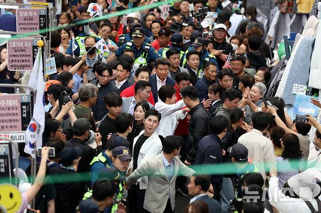 [대구=뉴시스] 이무열 기자 = 박근혜 전 대통령이 31일 대구 중구 서문시장에서 김문수 국민의힘 대선 후보 지원 유세를 하고 있다. 2025.05.31. lmy@newsis.com