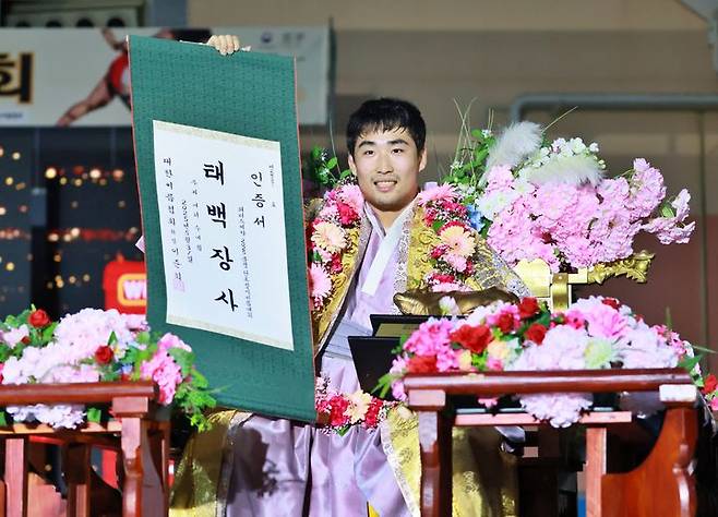 [서울=뉴시스] 위더스제약 2025 문경단오장사씨름대회에서 태백장사에 등극한 문경시청 홍승찬. (사진=대한씨름협회 제공) *재판매 및 DB 금지