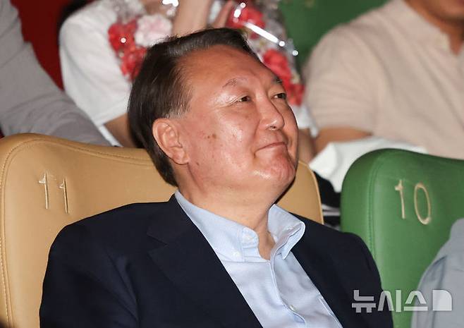 [서울=뉴시스] 황준선 기자 = 윤석열 전 대통령이 21일 오전 서울 중구 메가박스 동대문점에서 다큐멘터리 영화 '부정선거, 신의 작품인가' 관람을 마친 뒤 미소짓고 있다. 2025.05.21. hwang@newsis.com