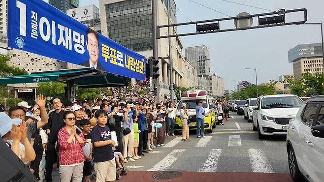 [세종=뉴시스] 송승화 기자 =  31일 세종시 나성동 '나무그늘광장' 열린 이재명 더불어민주당 대통령 후보를 보기 위해 인근 상가 난간, 계단에 서있는 시민들 모습. 2025.5.31. ssong1007@newsis.com *재판매 및 DB 금지