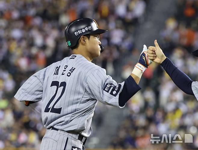 [서울=뉴시스] 김명년 기자 = 28일 서울 송파구 잠실야구장에서 열린 2025 KBO리그 한화 이글스와 LG 트윈스의 경기, 11회초 2사 주자 1루 상황 한화 채은성이 2점 홈런을 치고 그라운드를 돌고 있다. 2025.05.28. kmn@newsis.com