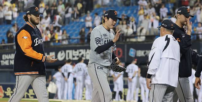 연장전 승리 거둔 한화     (서울=연합뉴스) 김인철 기자 = 28일 서울 송파구 잠실야구장에서 열린 2025 프로야구 KBO리그 한화 이글스와 LG 트윈스의 경기. 연장전 11회 접전 끝에 6-5 승리를 거둔 한화의 폰세와 조동욱이 김경문 감독과 하이파이브를 하고 있다. 2025.5.28     yatoya@yna.co.kr (끝)   <저작권자(c) 연합뉴스, 무단 전재-재배포, AI 학습 및 활용 금지> 연합뉴스