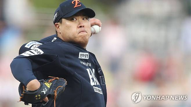 (창원=연합뉴스) 김동민 기자 = 30일 경남 창원NC파크에서 열린 프로야구 2025 신한 SOL 뱅크 KBO리그 한화이글스와 NC다이노스 경기. 1회 말 한화 선발 류현진이 역투하고 있다.          NC다이노스 홈구장인 창원NC파크에서의 경기는 구조물 낙하 사망 사고 이후 62일이다. 2025.5.30 image@yna.co.kr 연합뉴스