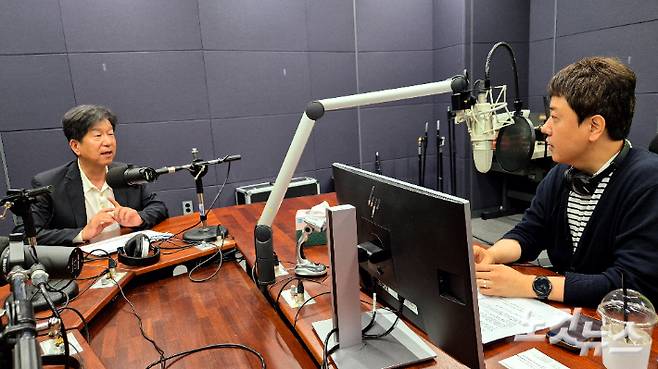 강원CBS.강원영동CBS 시사프로그램 <최진성의 위클리오늘>에 출연한 강원창조경제혁신센터 이해정 대표이사. 강민주 PD